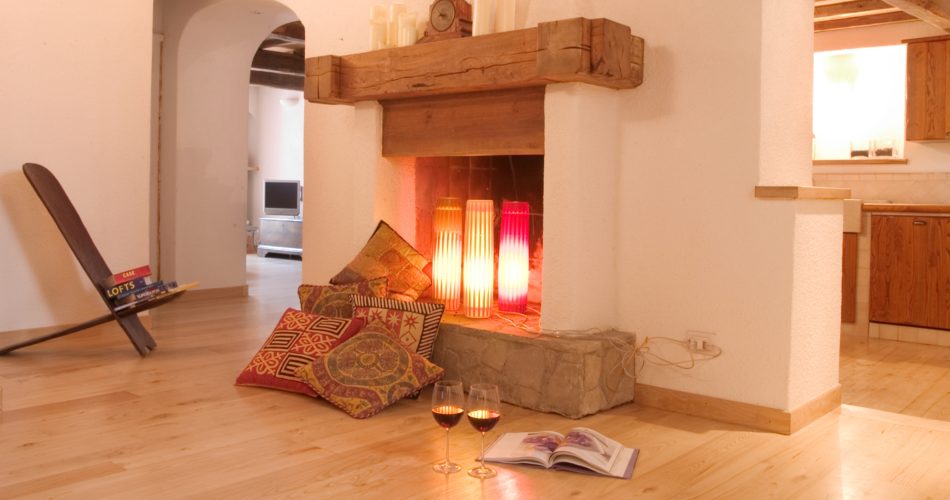 pavimento-legno-interno-moderno-caminetto