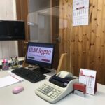 BARRIERA-DI-SICUREZZA-PARAFIATO-PLEXIGLASS-PER-UFFICIO-SCRIVANIA-BASI-IN-LEGNO