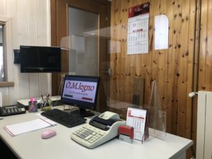 .barriera-parafiato-plexiglass-policarbonato-per-esercizi-uffici-scrivanie